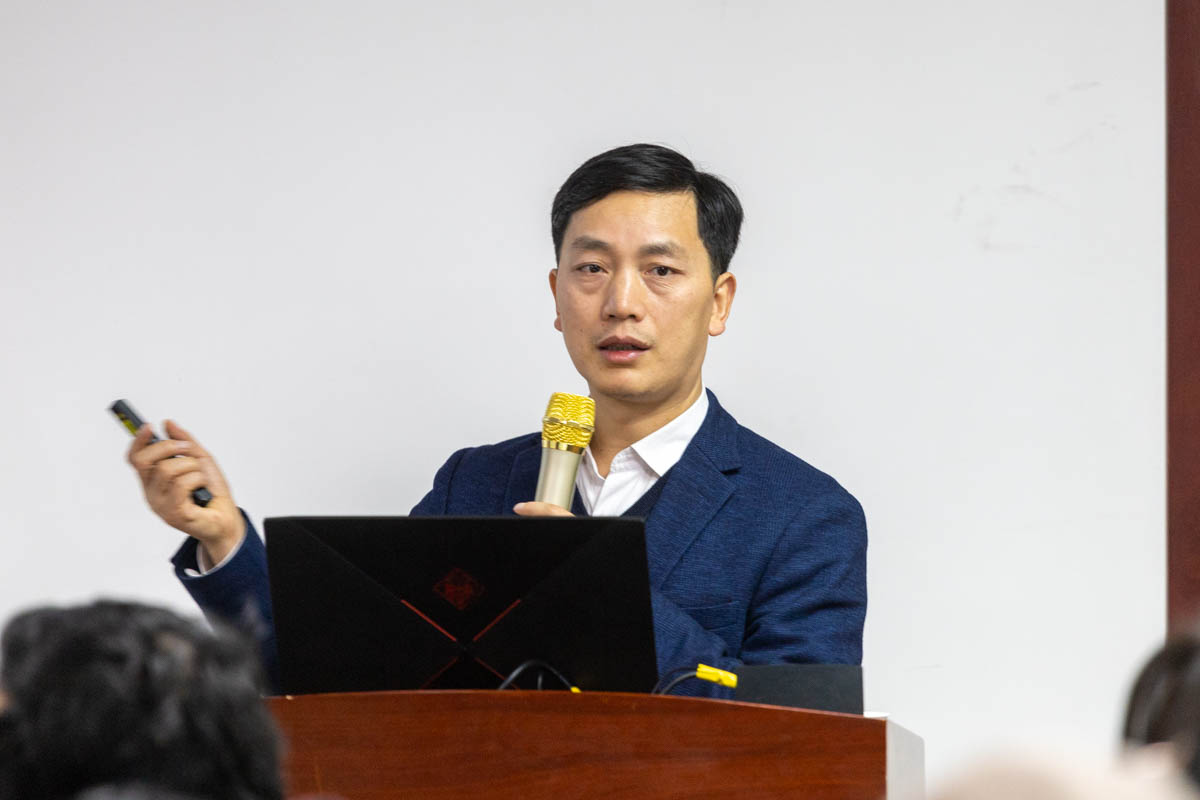 顾泽茂老师正在给同学们介绍双水双绿(学通社记者 谢焱 摄) 顾泽茂老师正在给同学们介绍双水双绿(学通社记者 谢焱 摄)