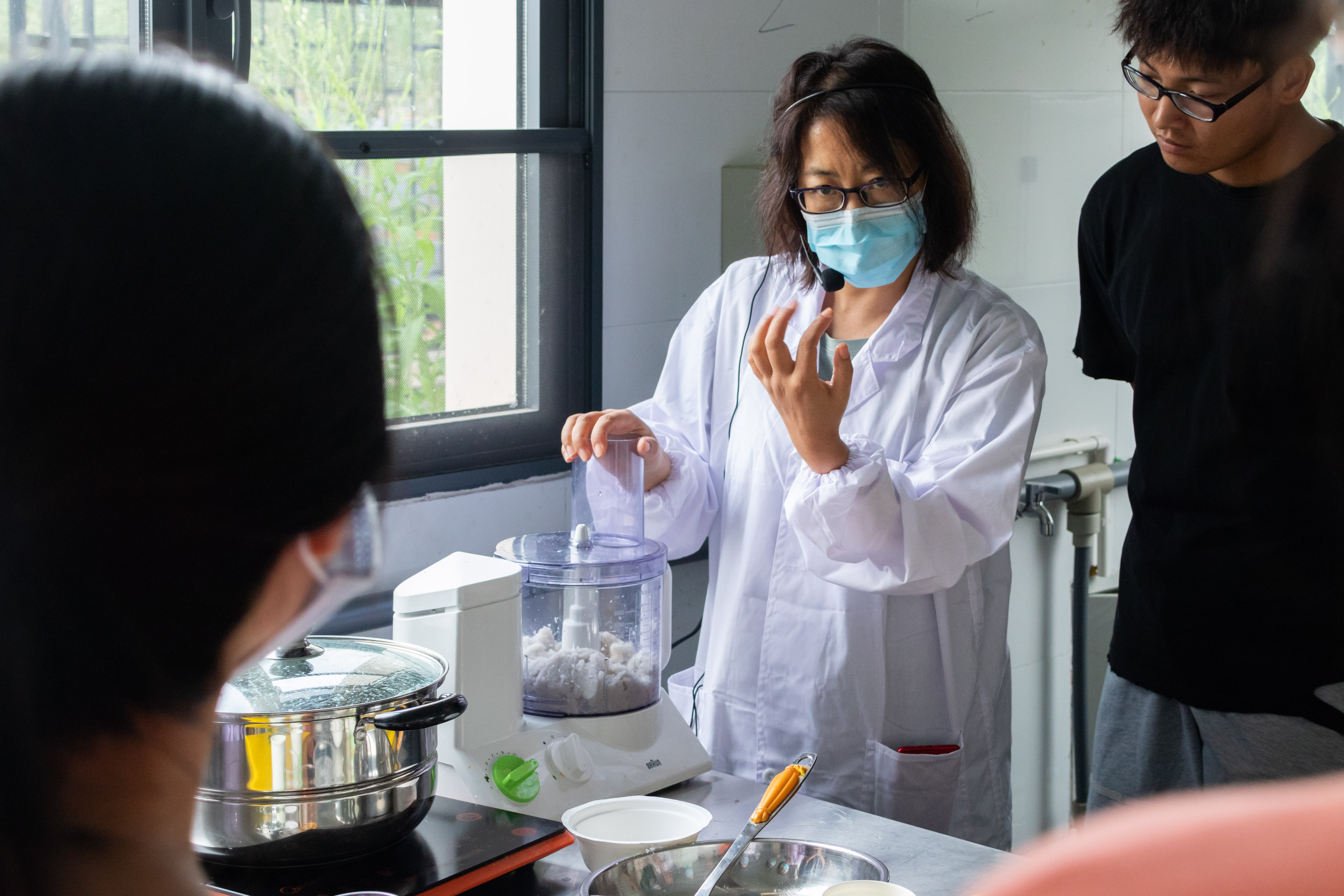 伟德国际VICTOR1946张秀杰老师向新生介绍“空擂法”（学通社记者 周丹丹 摄）