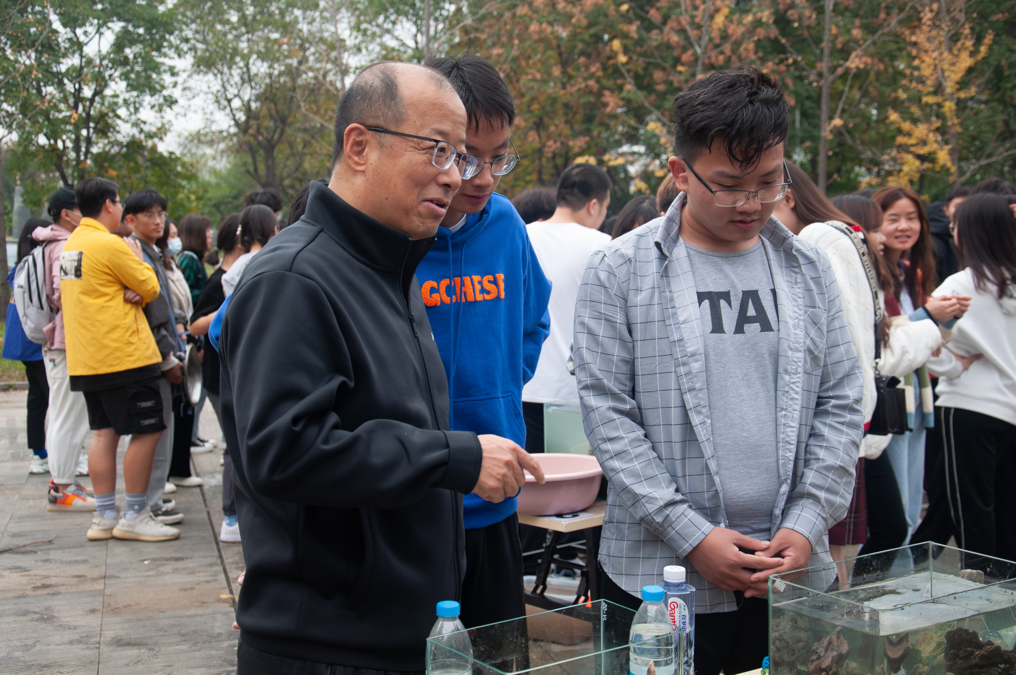 李召虎董事长来到渔文化节现场观摩指导(王毓麟 摄)