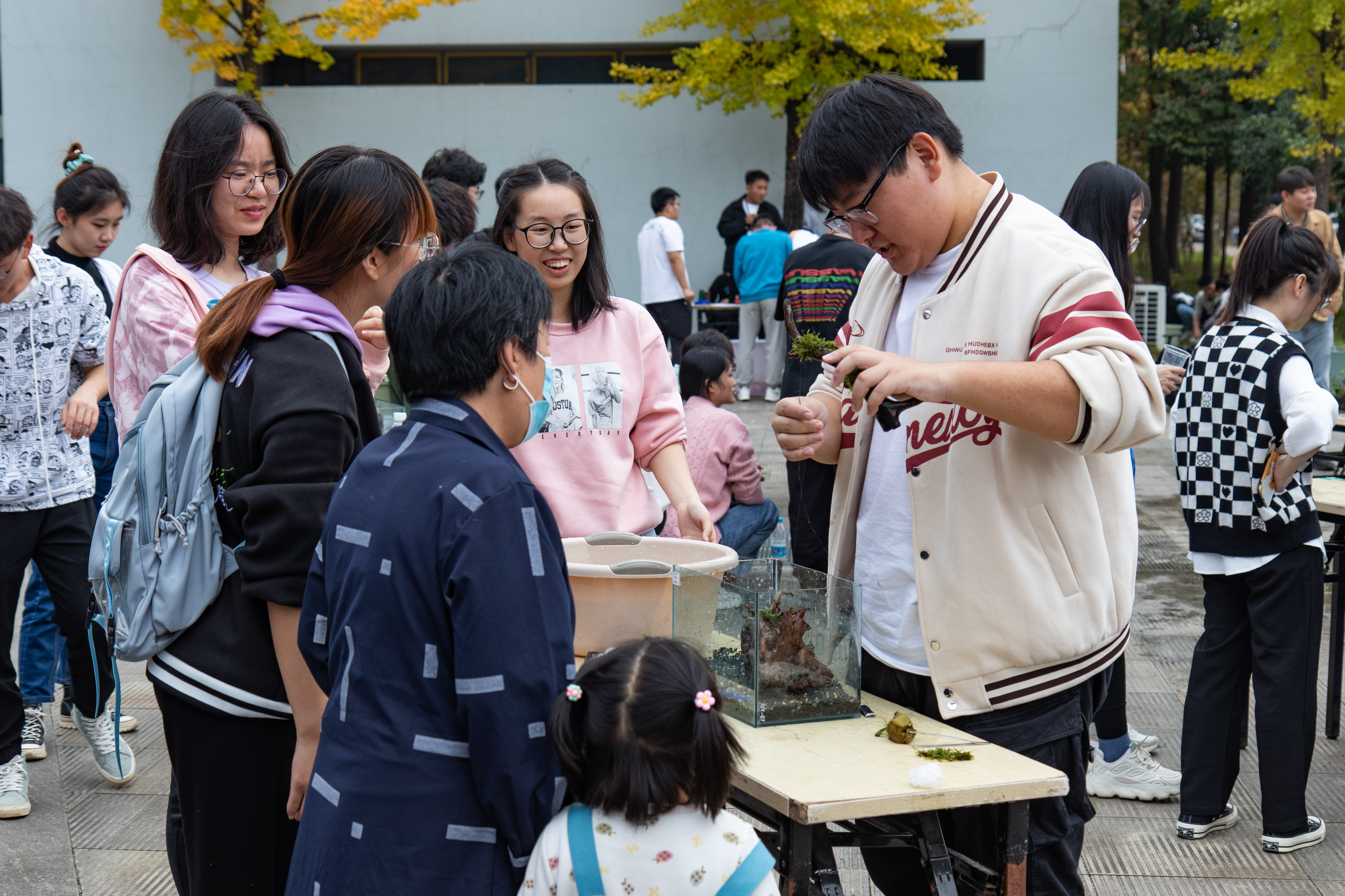 “渔文化节”造景活动吸引了好奇的游览者(学通社记者 徐剑锋 摄)