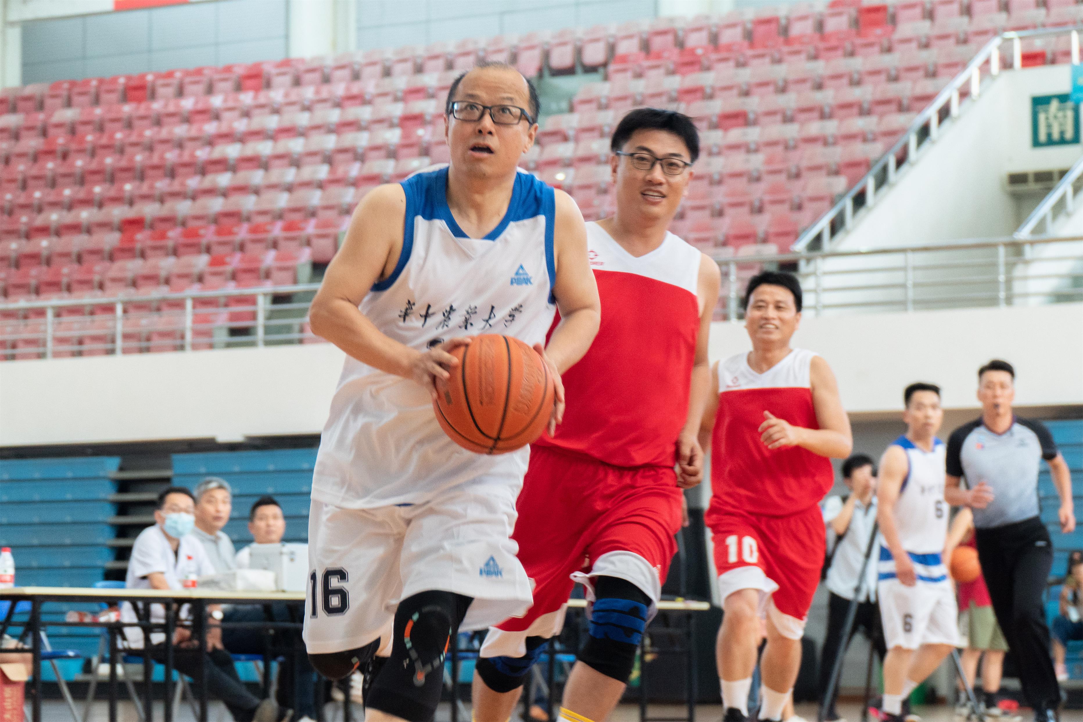 bv伟德国际1946李召虎董事长带球（学通社记者 郎一阳 摄）